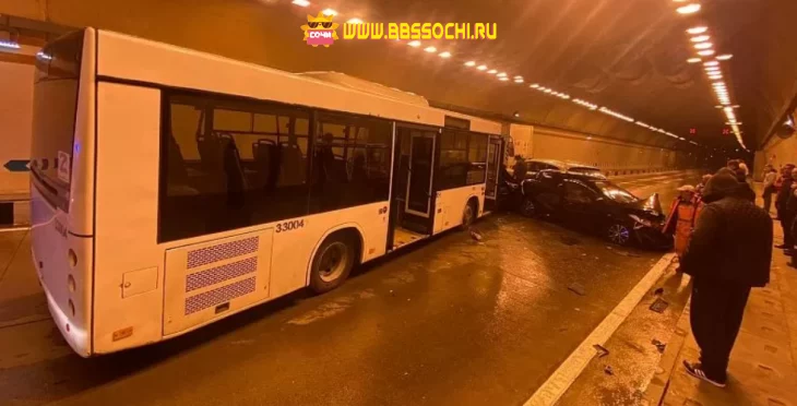 Пассажирка автобуса пострадала в массовом ДТП в тоннеле в Сочи